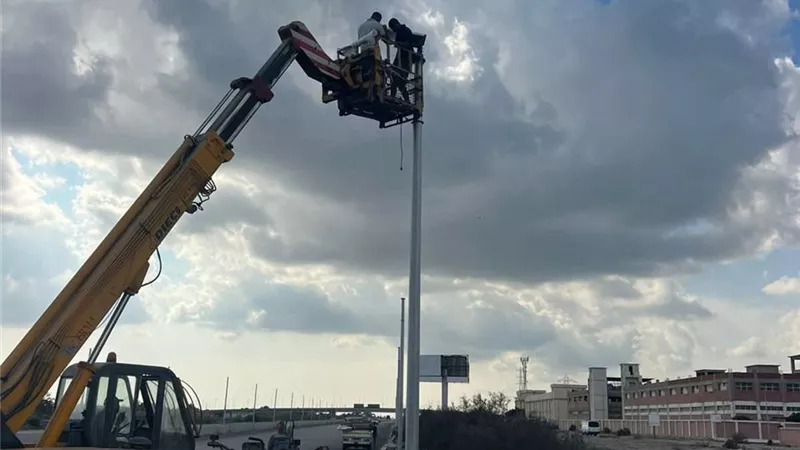 لخدمة أهالي الجنوب.. بدء أعمال تركيب كشافات الطاقة الشمسية بطريق بورسعيد