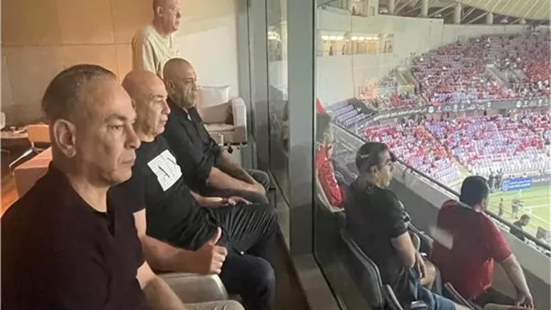 جهاز المنتخب بقيادة حسام حسن يتابع نهائي السوبر المصري