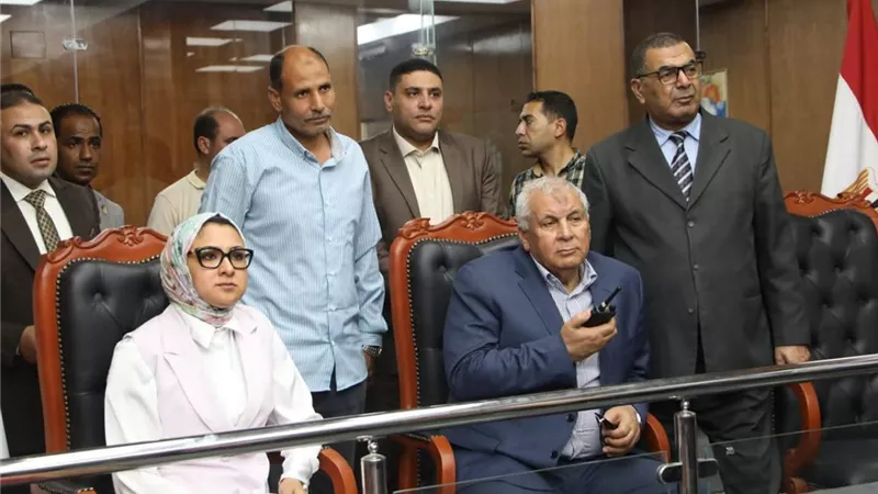  محافظ الوادي الجديد يتابع جاهزية الانتخابات من داخل مركز الطوارئ والسلامة