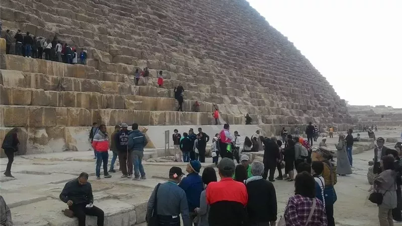 إخلاء سبيل 3 سائحين تجردوا من ملابسهم لالتقاط صور بالهرم