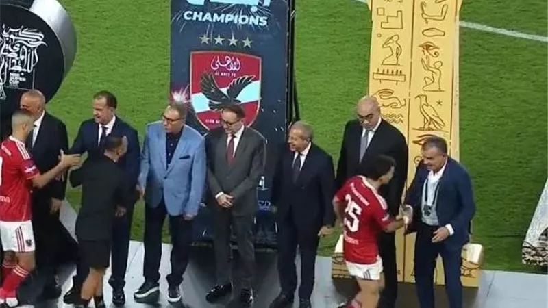 «باعوه للجماهير».. سر تجاهل زيزو مصافحة نائب رئيس الزمالك 