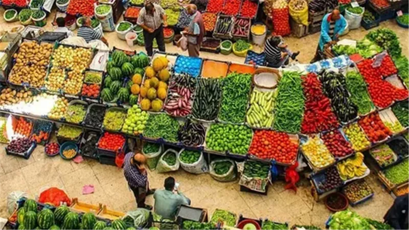 ثبات أسعار 40 صنفًا من الخضار والفاكهة بسوق العبور اليوم