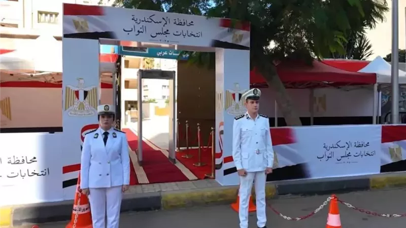 انتظام الخدمات الأمنية بمحيط لجان ومقار انتخابات مجلس النواب في 14 محافظة