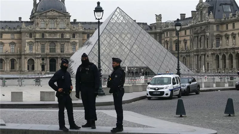 خطر يضرب فرنسا.. تطورات جديدة في احتجاجات متحف اللوفر