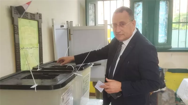 رئيس جامعة الإسكندرية يُدلي بصوته في انتخابات النواب ويدعو للمشاركة