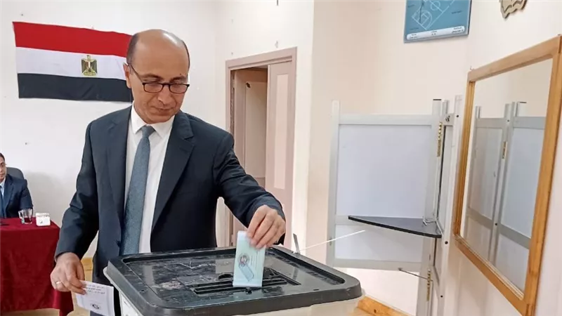 رئيس جامعة دمنهور يُدلي بصوته في انتخابات مجلس النواب 2025 