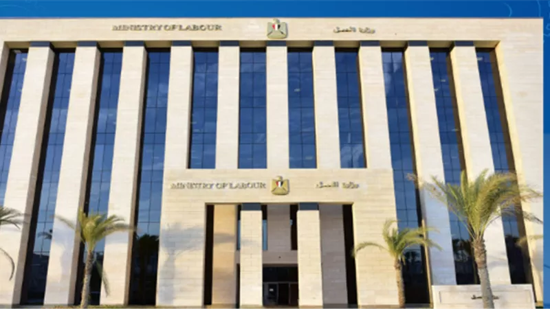 من المنزل.. رابط وخطوات استخراج كعب العمل 2025 أون لاين