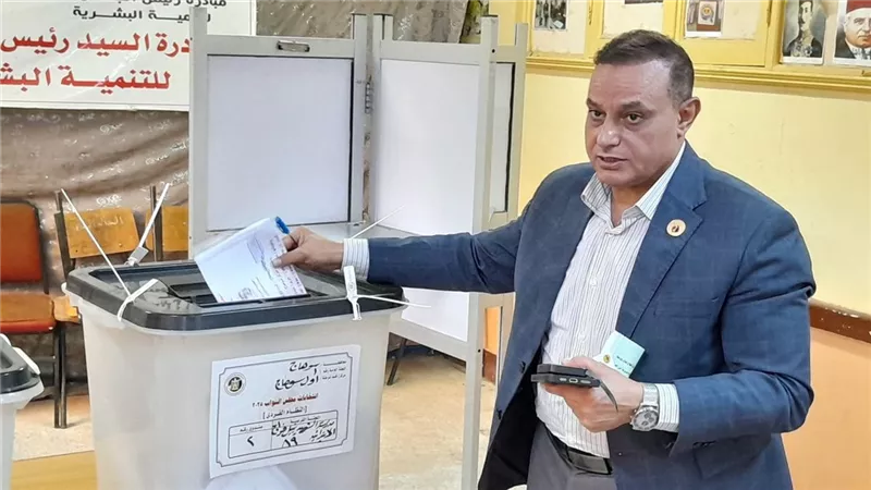 مرشح القائمة الوطنية بسوهاج يدلي بصوته في انتخابات النواب