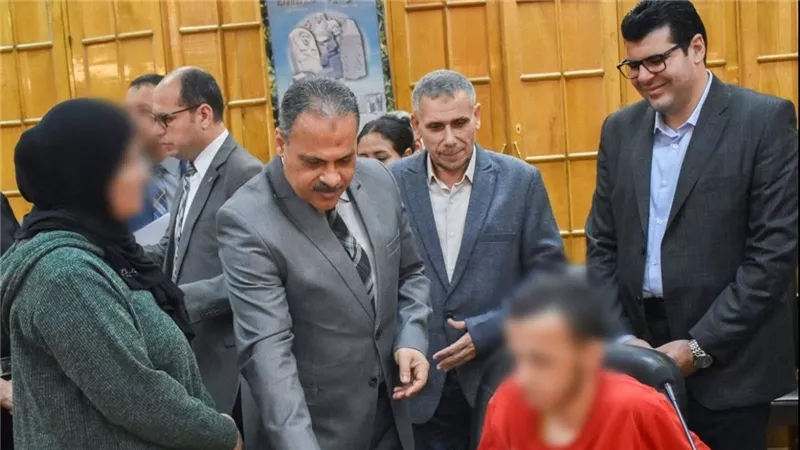 محافظ الشرقية يُسلم عقود عمل لـ12 من ذوي الهمم بالقطاع الخاص 