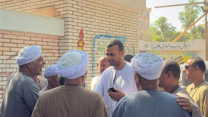 بالجلابية.. مرشح يدلي بصوته في البراهمة محافظة قنا