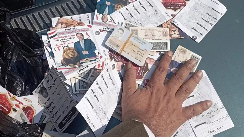 امسك مخالفة.. مواطن يجمع بطاقات الناخبين في سوهاج وآخر يفضحه |صور