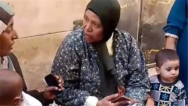 100 جنيه وكرتونة للصوت.. سيدة تثير الجدل أمام لجنة انتخابية في قنا| فيديو