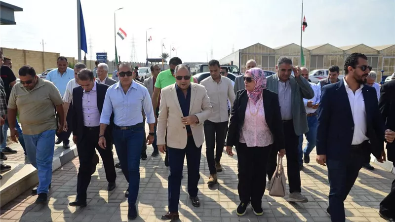 محافظ بورسعيد يتفقد محطة معالجة مياه مصرف بحر البقر