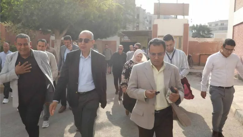 محافظ المنيا يتفقد عددا من اللجان لمتابعة سير انتخابات النواب