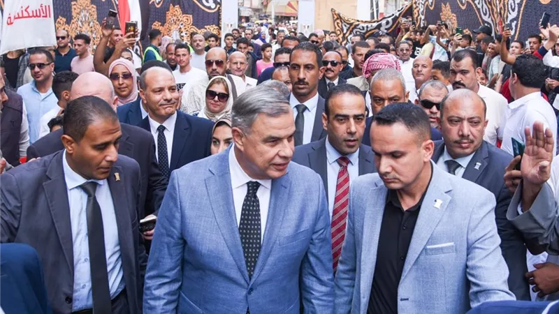 محافظ الإسكندرية يتفقد سير العملية الانتخابية عقب الإدلاء بصوته