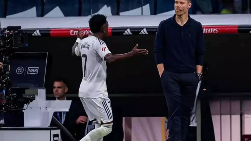 تشابي ألونسو يهدد مستقبل فينيسيوس جونيور في ريال مدريد