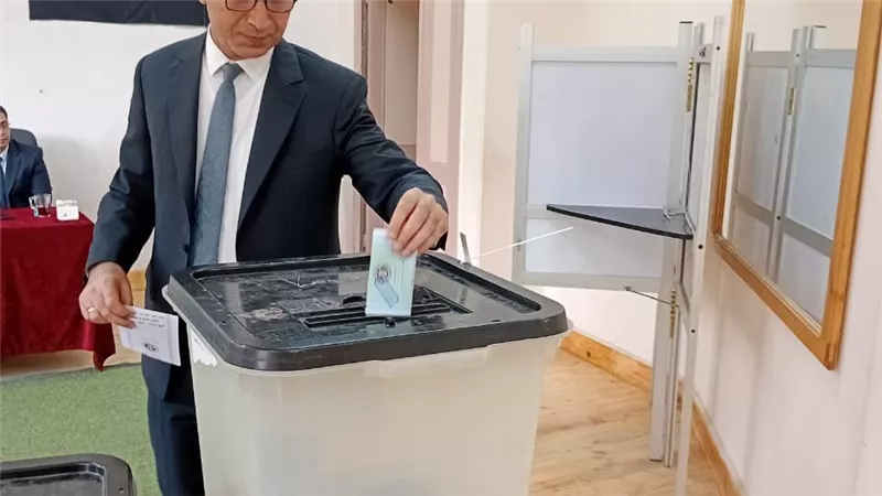رئيس جامعة دمنهور يدلي بصوته في انتخابات مجلس النواب