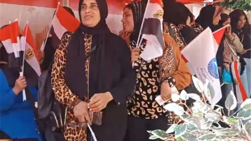 امسك مخالفة.. تقرير حقوقي يرصد استخدام الموبايل لابتزاز الناخبين