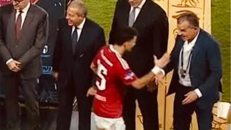 الأهلي يترقب.. زيزو يرفض مصافحة نائب الزمالك واتحاد الكرة ينصف اللاعب