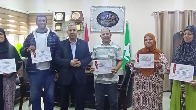 وكيل أول تعليم الشرقية يكرم عددا من مديري المدارس تقديرا لجهودهم