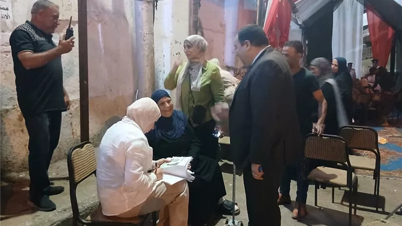 موقف إنساني.. رئيس لجنة ينتقل بنفسه لمسنة للتصويت في البدرشين| صور