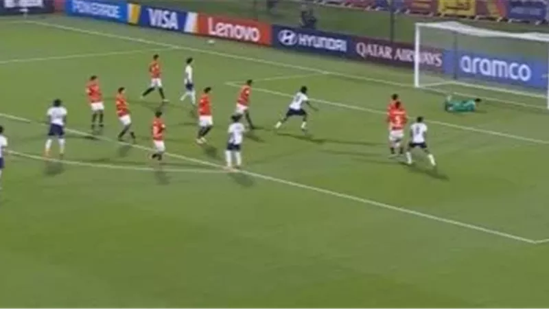 عمر عبد العزيز يتصدى لركلة جزاء أمام إنجلترا في كأس العالم للناشئين