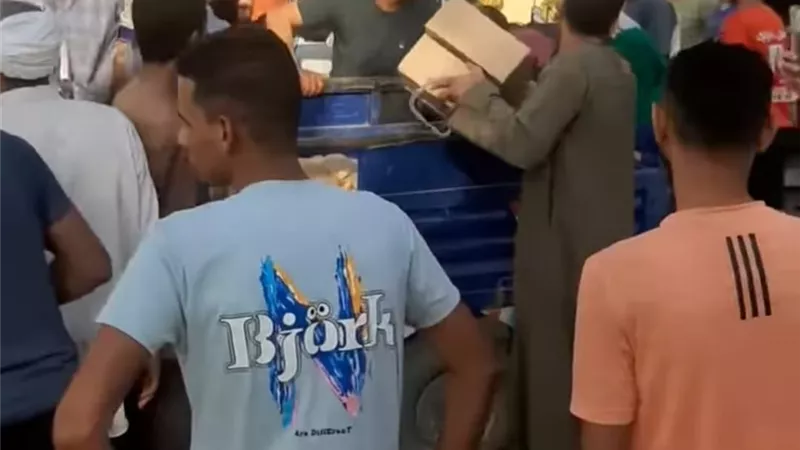 امسك مخالفة.. توزيع كراتين سلع غذائية على ناخبي شطورة في سوهاج