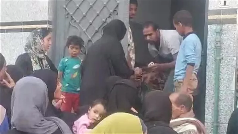 امسك مخالفة.. توزيع أكياس سكر ومكرونة وأرز على الناخبين لصالح مرشح بالأقصر