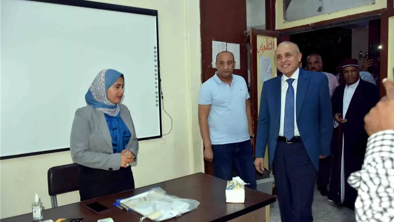 محافظ الأقصر يجري جولة مسائية لمتابعة سير الانتخابات باللجان