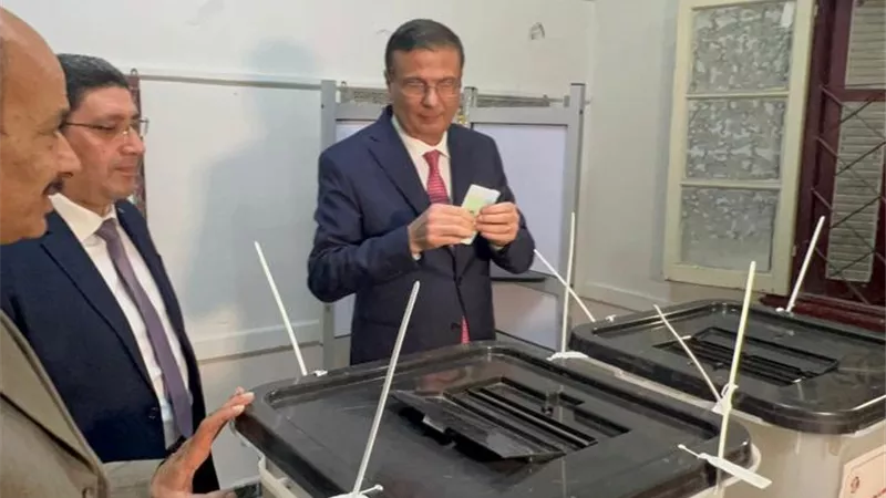 وزير الزراعة يدلي بصوته في مقر لجنته الانتخابية بالإسكندرية