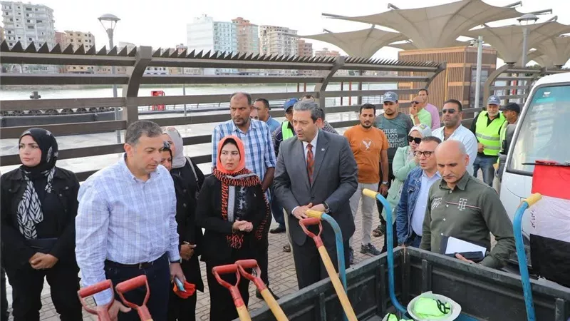محافظ دمياط يشهد استلام مستلزمات جديدة لعمال النظافة