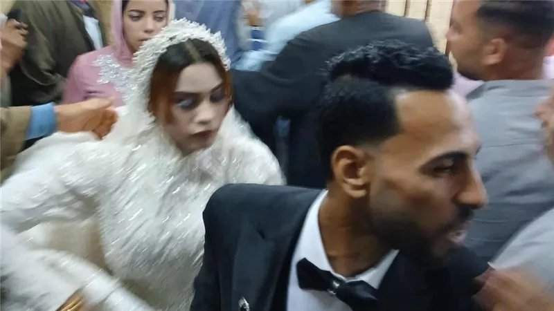 عروسان من البحيرة يحرصان على التصويت في الانتخابات بملابس الفرح