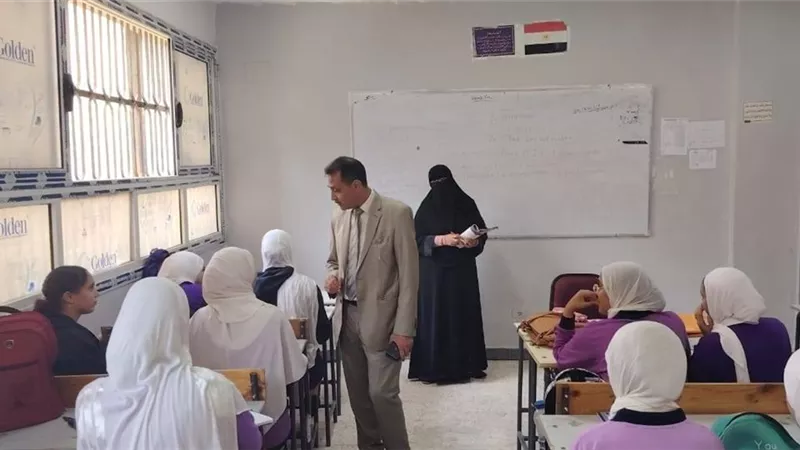 جداول تكشف الحقيقة.. لا عجز في المعلمين بمدرسة الحياة للغات بحدائق أكتوبر