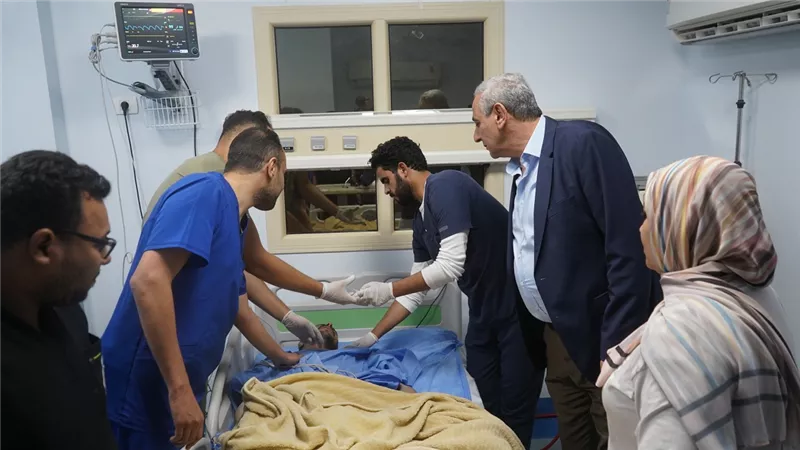 محافظ الغربية يطمئن على المصابين بعد حادث انهيار مصنع 