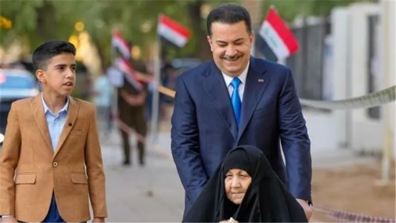 مصطحبًا والدته.. السوداني يدلي بصوته في الانتخابات العراقية |فيديو