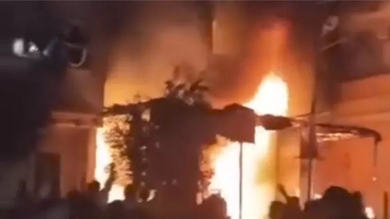 زفة تحول المنطقة لكتلة نار.. إخماد حريق نشب في حديقة أشجار بالسويس 