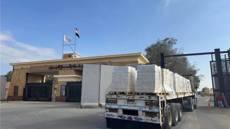 الهلال الأحمر المصري يرسل القافلة الـ 70 من «زاد العزة» محمّلة بـ 8200 طن