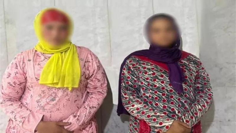 بعد مطاردة بالشوارع.. ضبط فتاتين لخطف هاتف محمول من عامل بأكتوبر