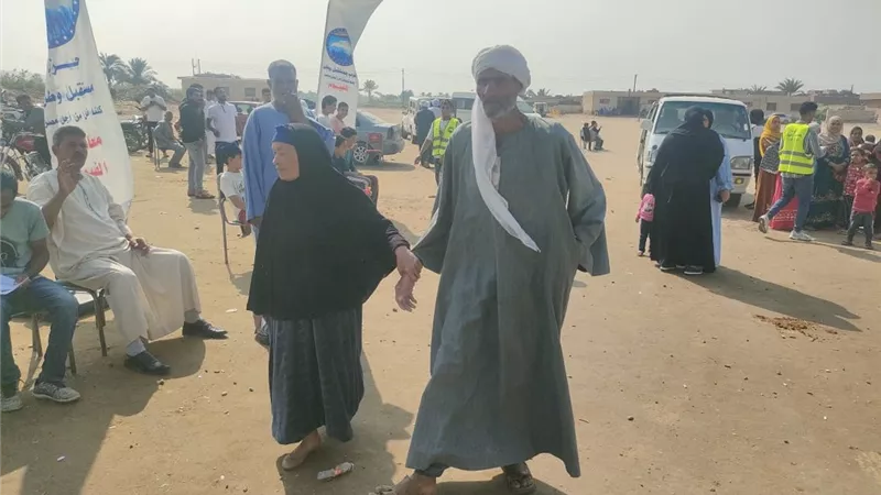 مشهد إنساني وديمقراطي.. زوجان مسنّان بالفيوم يضربان أروع الأمثلة في الوعي