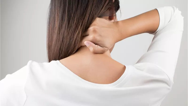 للنساء.. طرق آمنة للوقاية من تيبس عضلات الرقبة