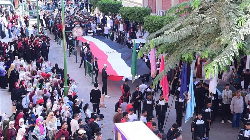 طلاب جامعة سوهاج يحتشدون للمشاركة في انتخابات النواب|صور
