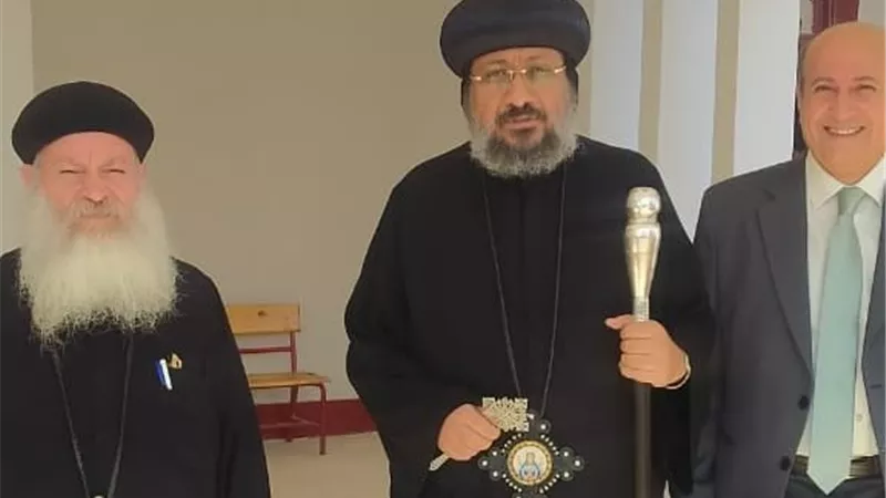 أسقف عام كنائس الوادي الجديد والواحات يدلي بصوته في انتخابات مجلس النواب