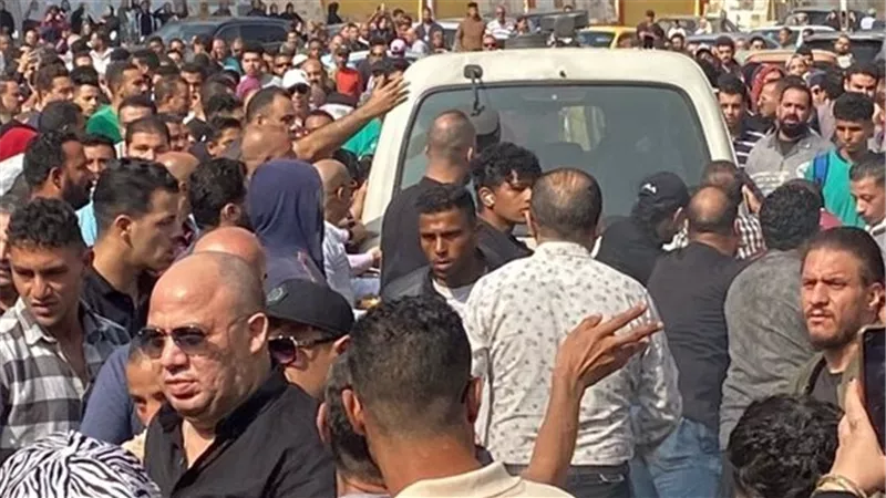 حيلة أسرة إسماعيل الليثي للهروب من التصوير بعد صلاة الجنازة|خاص