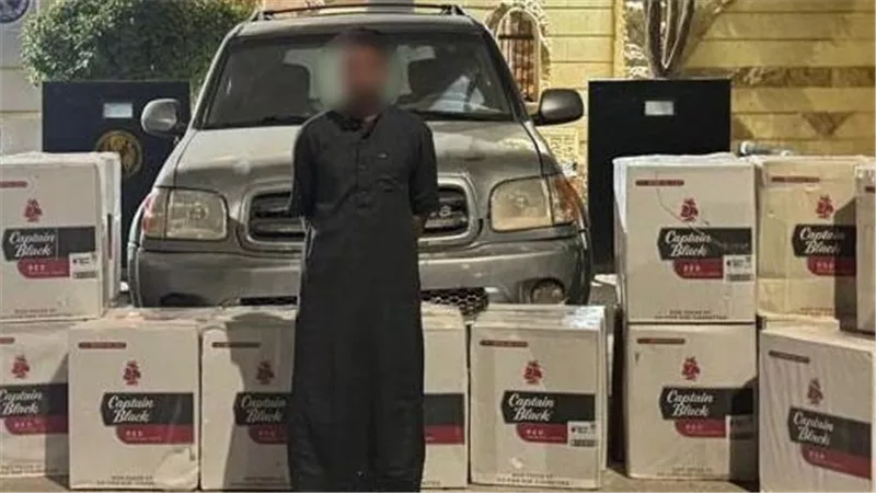 ضبط عاطل بمطروح وبحوزته أكثر من 22 ألف عبوة سجائر مهربة