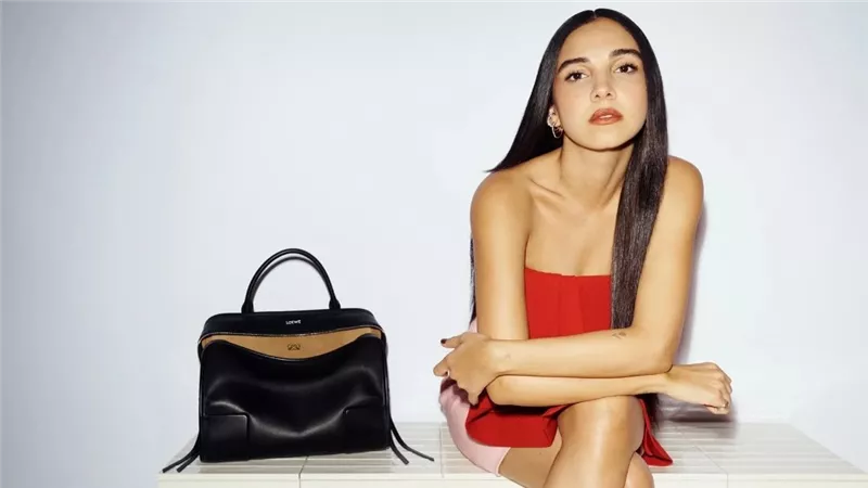 سلمى أبو ضيف أول نجمة عربية تتعاون مع لويفي LOEWE