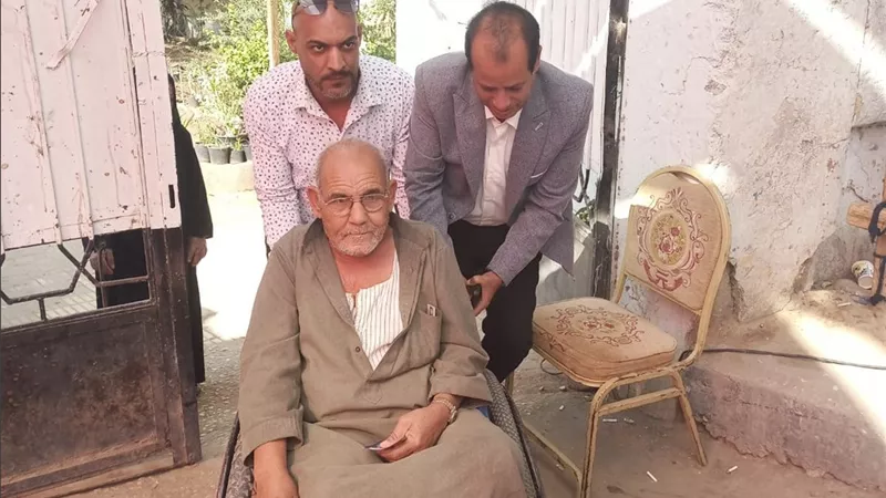 رئيس مركز ومدينة البدرشين يساعد مسنا للإدلاء بصوته في انتخابات مجلس النواب