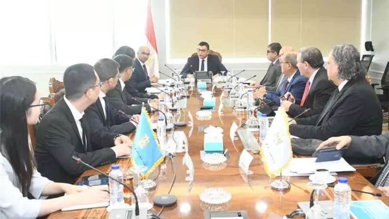 تحليه مياه البحر..وزير الإسكان يلتقي وفداً من شركة صينية لبحث فرص التعاون 