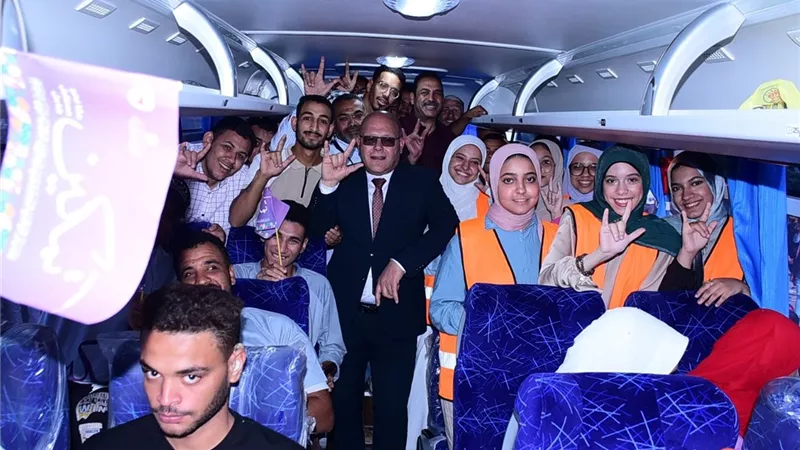 رئيس جامعة سوهاج يرافق طلابه من ذوي الإعاقة إلى اللجان الانتخابية