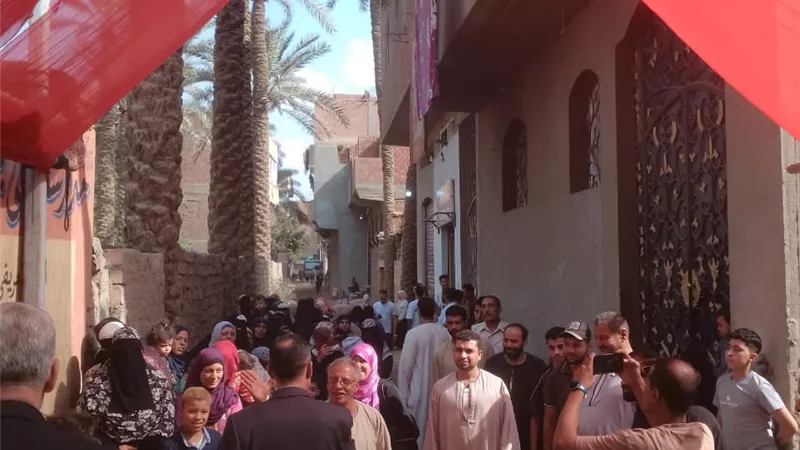 ازدحام من الناخبين أمام مدرسة الفؤاد بالهرم للإدلاء بأصواتهم