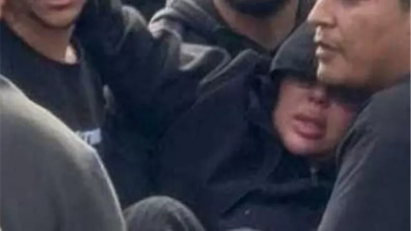 انهيار زوجة إسماعيل الليثي أثناء تشييع جثمان زوجها